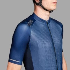 Bioracer Maillot Cycliste Pour Hommes - Bleu Marine - Sprinter Coldblack 10 Bioracer Maillot Cycliste Pour Hommes - Bleu Marine - Sprinter Coldblack -Magasin De Vélos maillot cycliste pour hommes bleu marine sprinter coldblack 4