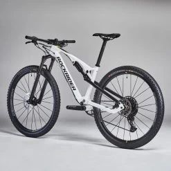 Rockrider Vélo VTT Cross Country XC 900 S Cadre Carbone Et Aluminium Blanc -Magasin De Vélos velo vtt cross country xc 900 s cadre carbone et aluminium blanc 2